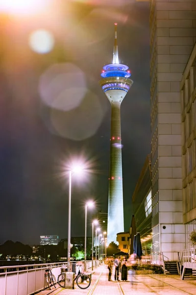 Scène nocturne colorée de la rivière Rhin la nuit à Düsseldorf . — Photo