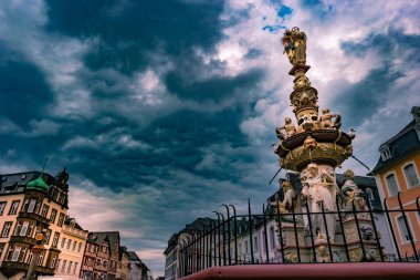 Trier, Hauptmarkt meydanında tarihi çeşme ile görünümünü