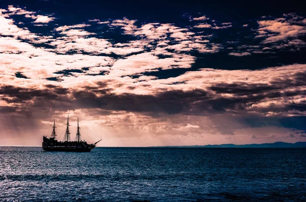 Una nave solitaria contro il cielo del mattino . — Foto Stock