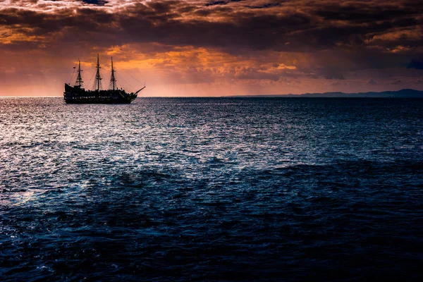 Una nave solitaria contro il cielo del mattino . — Foto Stock