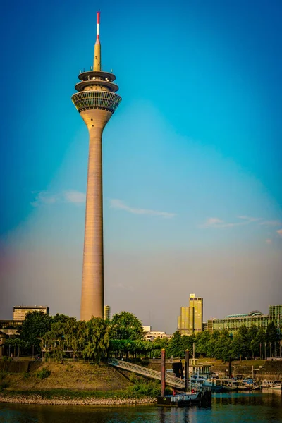 Tittar på Media hamnen vid Rhen-floden i Düsseldorf i Tyskland. — Stockfoto