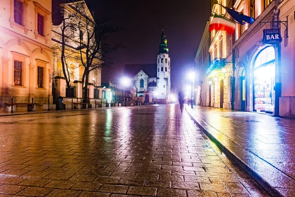 クラクフ、ポーランドの通りの夜. — ストック写真