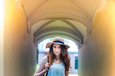 Sokakta yaz gününde şapkalı kız.