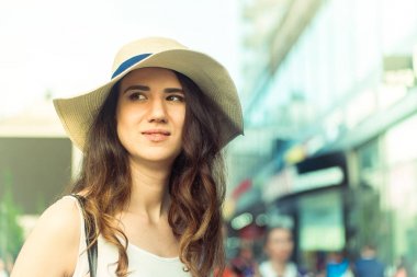 Sokakta yaz gününde şapkalı kız.