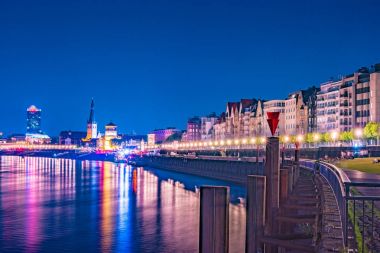 Dusseldorf, Almanya. Geceleri ışıklı eski tarihi binalar