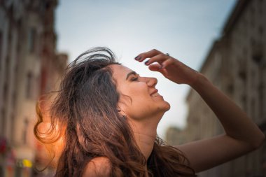 Sokakta yaz gününde şapkalı kız.