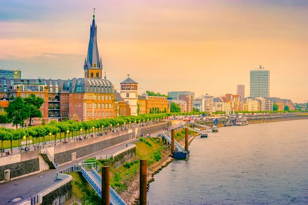 Pohled na panorama města centrální Düsseldorf od řeky Rýn, Dusselfdorf Německo — Stock fotografie
