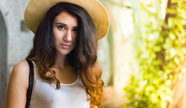 Sokakta yaz gününde şapkalı kız.