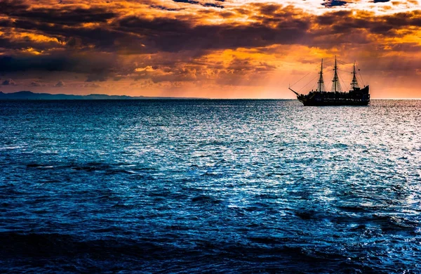 Una nave solitaria contro il cielo del mattino . — Foto Stock