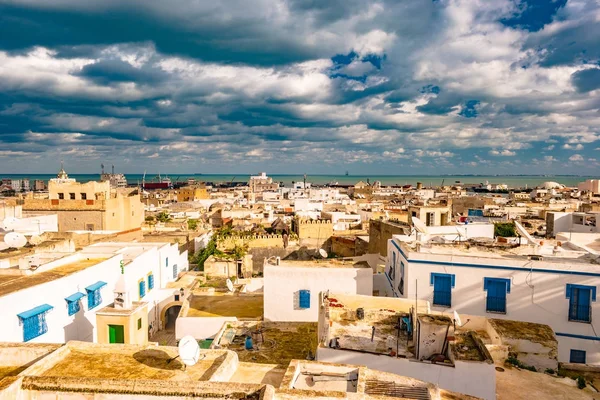 Sousse Cityscape dramatik gün batımında