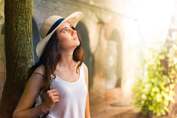 Sokakta yaz gününde şapkalı kız.