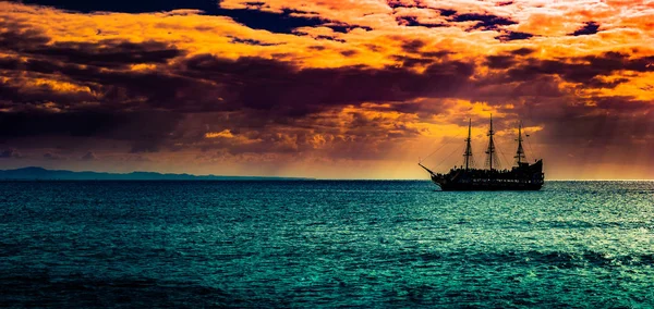 Una nave solitaria contro il cielo del mattino . — Foto Stock
