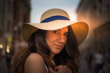 Sokakta yaz gününde şapkalı kız.