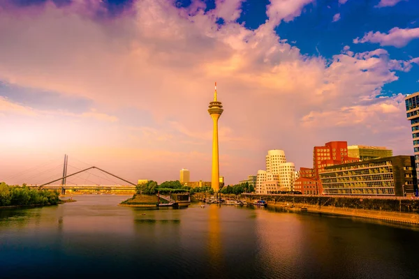 Olhando para Media Harbor at Rhine-River em Dusseldorf, na Alemanha . — Fotografia de Stock