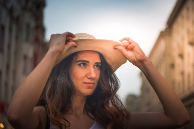 Sokakta yaz gününde şapkalı kız.