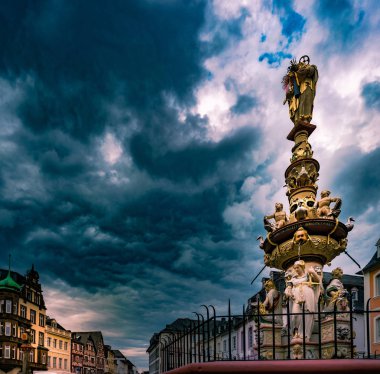 Trier, Hauptmarkt meydanında tarihi çeşme ile görünümünü