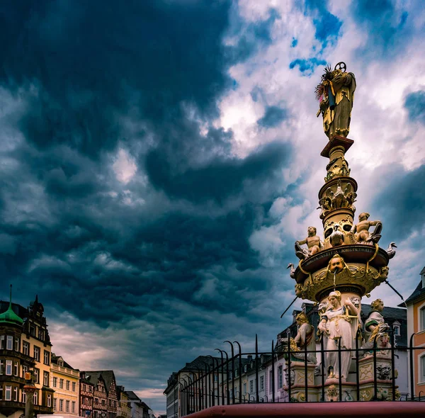 Trier, Hauptmarkt meydanında tarihi çeşme ile görünümünü