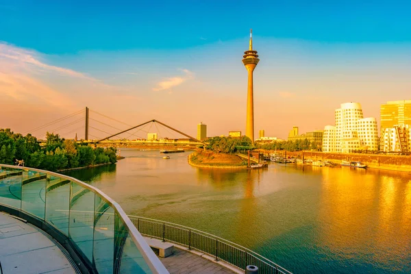 Olhando para Media Harbor at Rhine-River em Dusseldorf, na Alemanha . — Fotografia de Stock