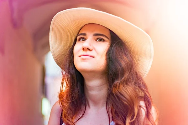 Sokakta yaz gününde şapkalı kız.