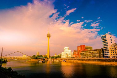 Ren-Nehri Almanya Düsseldorf'medya Harbor'da bakarak.