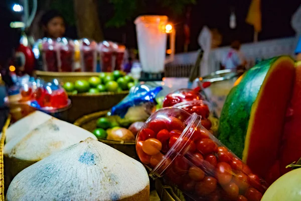 Éjszakai utcai árusok asztalon smoothie Hozzávalók. — Stock Fotó