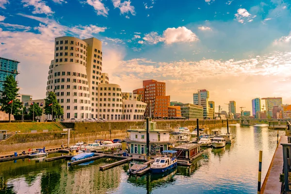 Ren-Nehri Almanya Düsseldorf'medya Harbor'da bakarak.