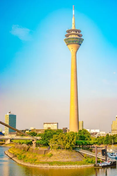 Tittar på Media hamnen vid Rhen-floden i Düsseldorf i Tyskland. — Stockfoto