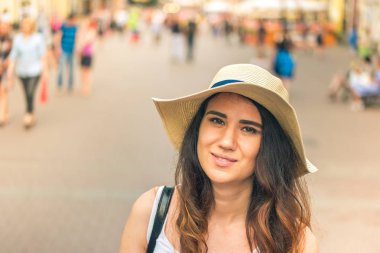 Sokakta yaz gününde şapkalı kız.