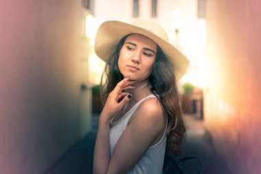 Sokakta yaz gününde şapkalı kız.