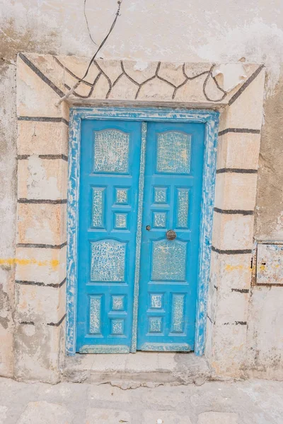 Geleneksel eski boyalı kapı bir tarihi bölge veya Medine, Tunisia.
