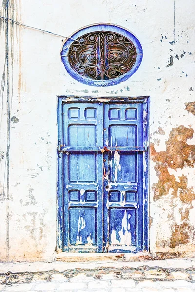 Puerta pintada tradicional antigua en un barrio histórico o medina, Túnez . — Foto de Stock