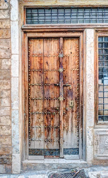 Puerta pintada tradicional antigua en un barrio histórico o medina, Túnez . —  Fotos de Stock