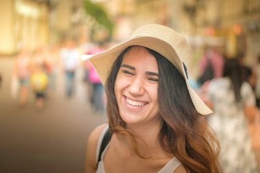 Sokakta yaz gününde şapkalı kız.