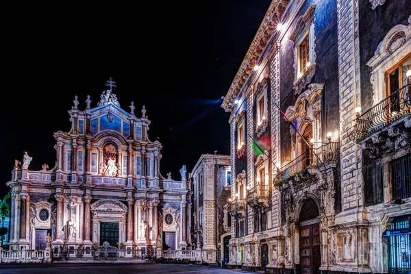 Piazza Duomo com Catedral de Santa Agatha em Catania, na Sicília, Itália — Fotografia de Stock