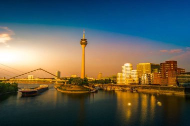 Ren-Nehri Almanya Düsseldorf'medya Harbor'da bakarak.