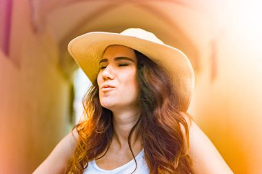 Sokakta yaz gününde şapkalı kız.