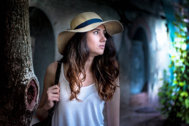 Sokakta yaz gününde şapkalı kız.