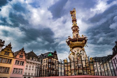 Trier, Hauptmarkt meydanında tarihi çeşme ile görünümünü
