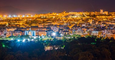 Cagliari, gece, Sardunya, İtalya bölgesinin başkenti.
