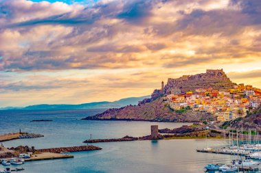 Castelsardo eski şehir - Sardunya - İtalya güzel sokak.