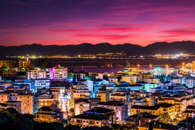 Cagliari, gece, Sardunya, İtalya bölgesinin başkenti.