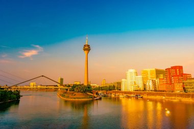 Ren-Nehri Almanya Düsseldorf'medya Harbor'da bakarak.