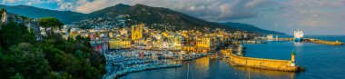 Bastia eski şehir merkezinde, deniz feneri ve liman.
