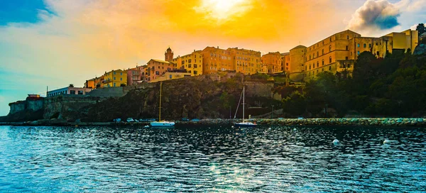 Bastia eski şehir merkezinde, deniz feneri ve liman. — Stok fotoğraf