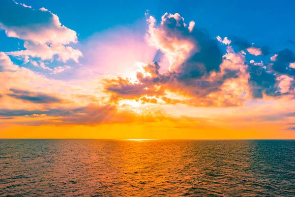 Coucher de soleil spectaculaire panoramique ciel et mer tropicale au crépuscule — Photo
