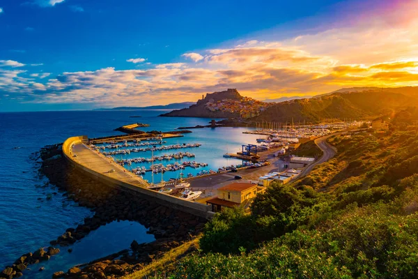 Krásná alej castelsardo staré město - Sardinie - Itálie. — Stock fotografie