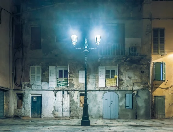 Vintage lantaarn tegen oude muur in Europa — Stockfoto