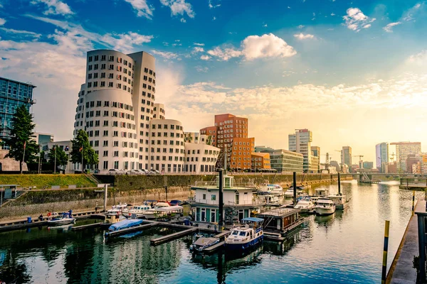 Ren-Nehri Almanya Düsseldorf'medya Harbor'da bakarak.