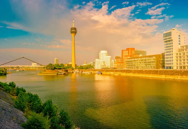 Olhando para Media Harbor at Rhine-River em Dusseldorf, na Alemanha . — Fotografia de Stock