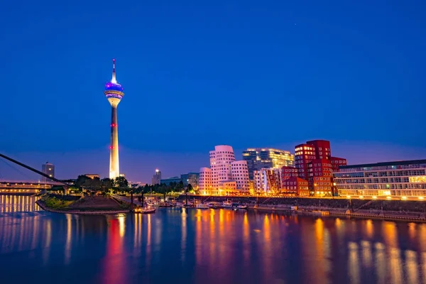Colorida escena nocturna del río Rhein por la noche en Düsseldorf . —  Fotos de Stock